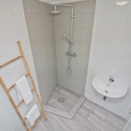 بيت خشبي New Village